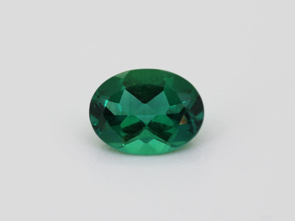 Emeraude synthétique ovale  8x6mm 1.09ct