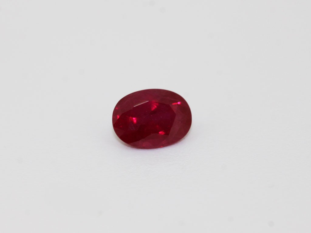 Rubis fin ovale 7x5mm 1.09ct