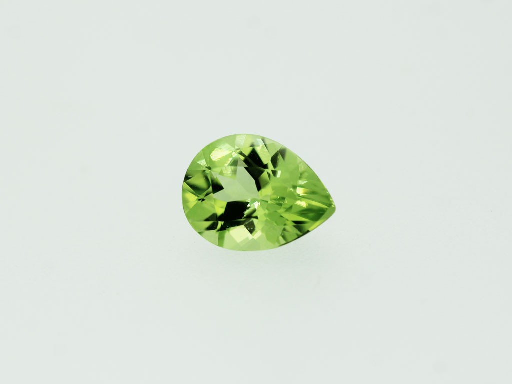 Péridot Fin Poire 9x7mm 1.75cts